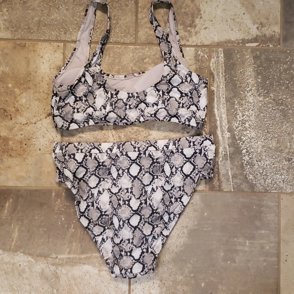 SNAKE PRINT SUIT - Picture 3 of 3